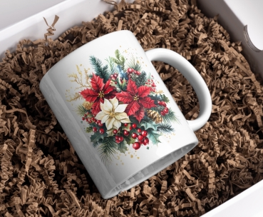 Preview: Personalisierte Weihnachtstasse mit festlichem Blumenmotiv Preview: Weihnachtstasse mit festlichem Design aus Stechpalme, Weihnachtsstern und winterlichen Zweigen, liegend in einer Geschenkbox mit Füllmaterial. Perfektes Geschenk für die Weihnachtszeit.